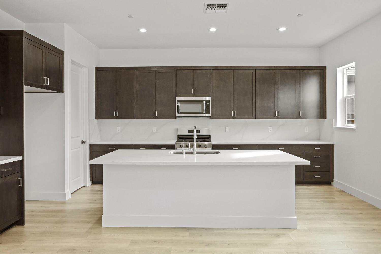 2291 Paramount Ln, Manteca, CA 95337