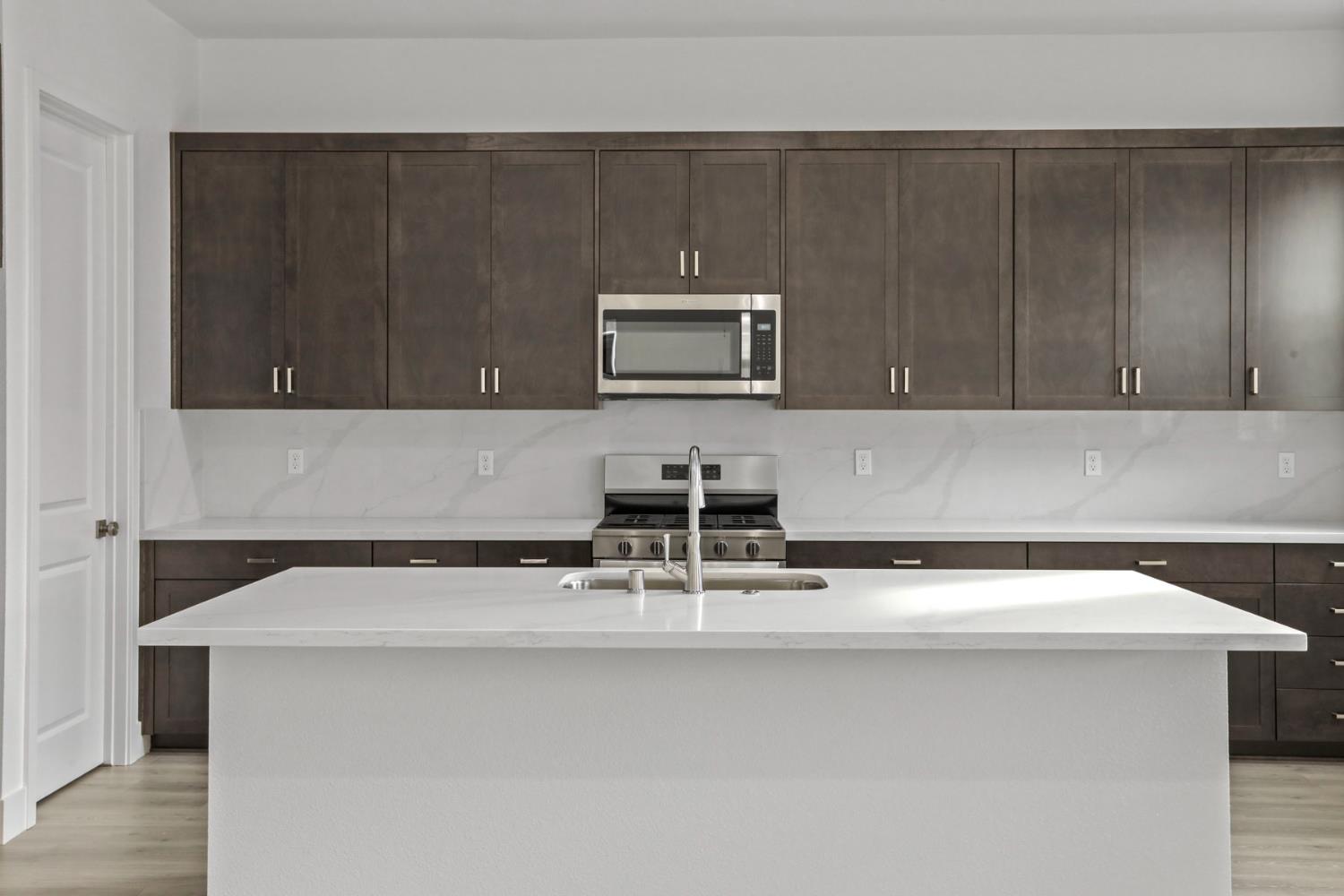 2291 Paramount Ln, Manteca, CA 95337