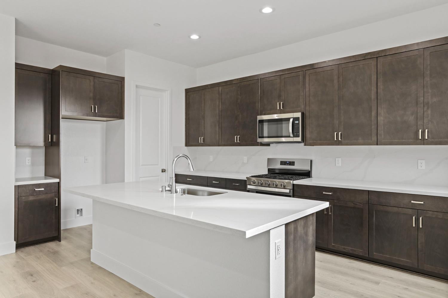 2291 Paramount Ln, Manteca, CA 95337