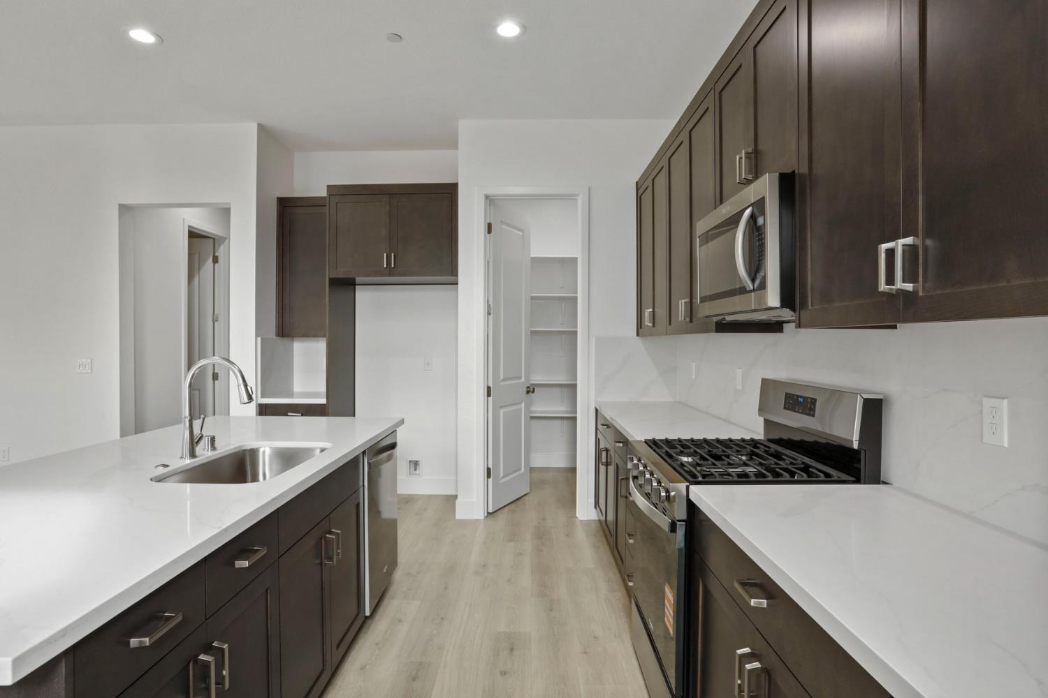 2291 Paramount Ln, Manteca, CA 95337