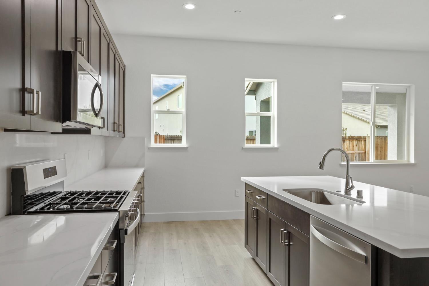 2291 Paramount Ln, Manteca, CA 95337