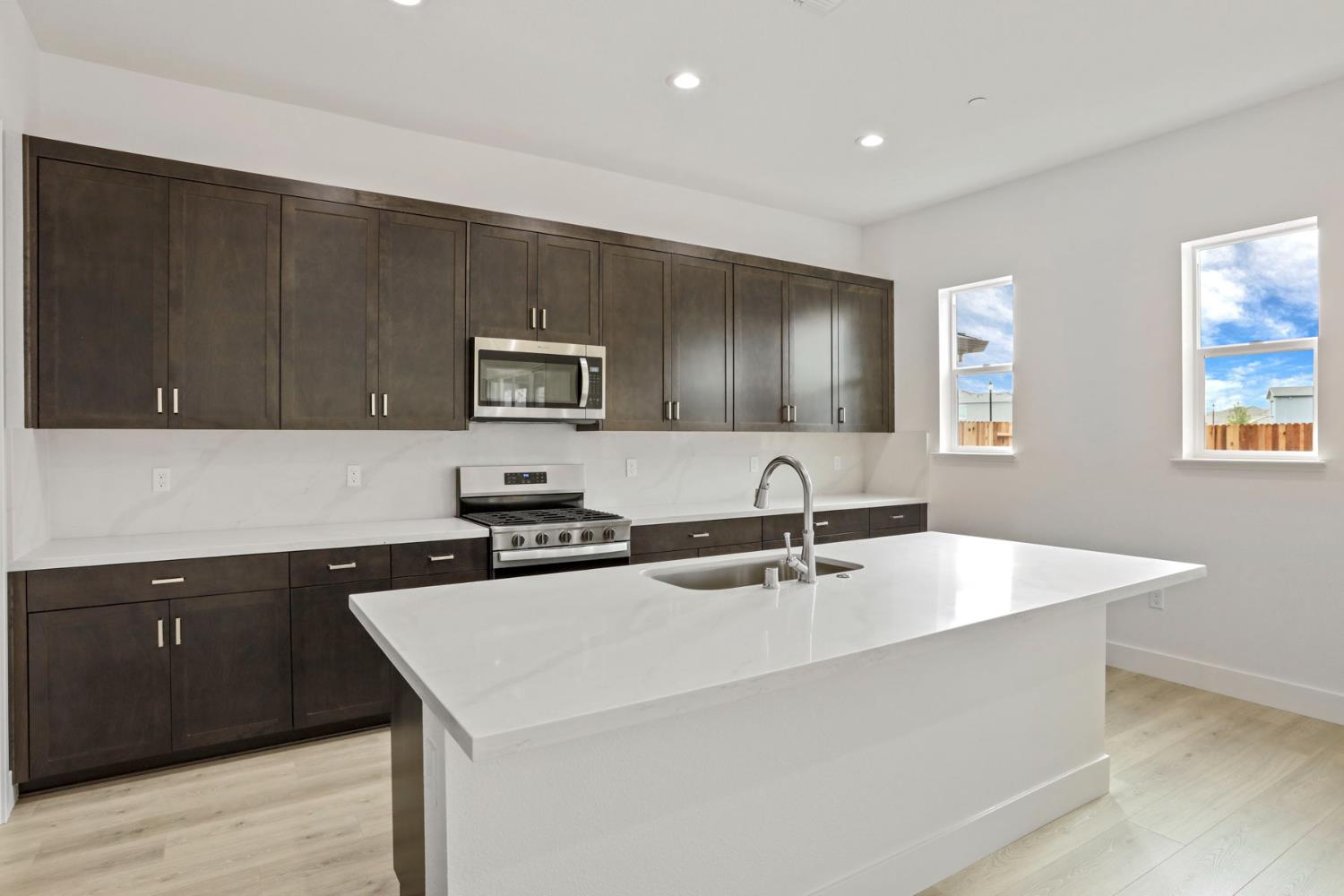 2291 Paramount Ln, Manteca, CA 95337