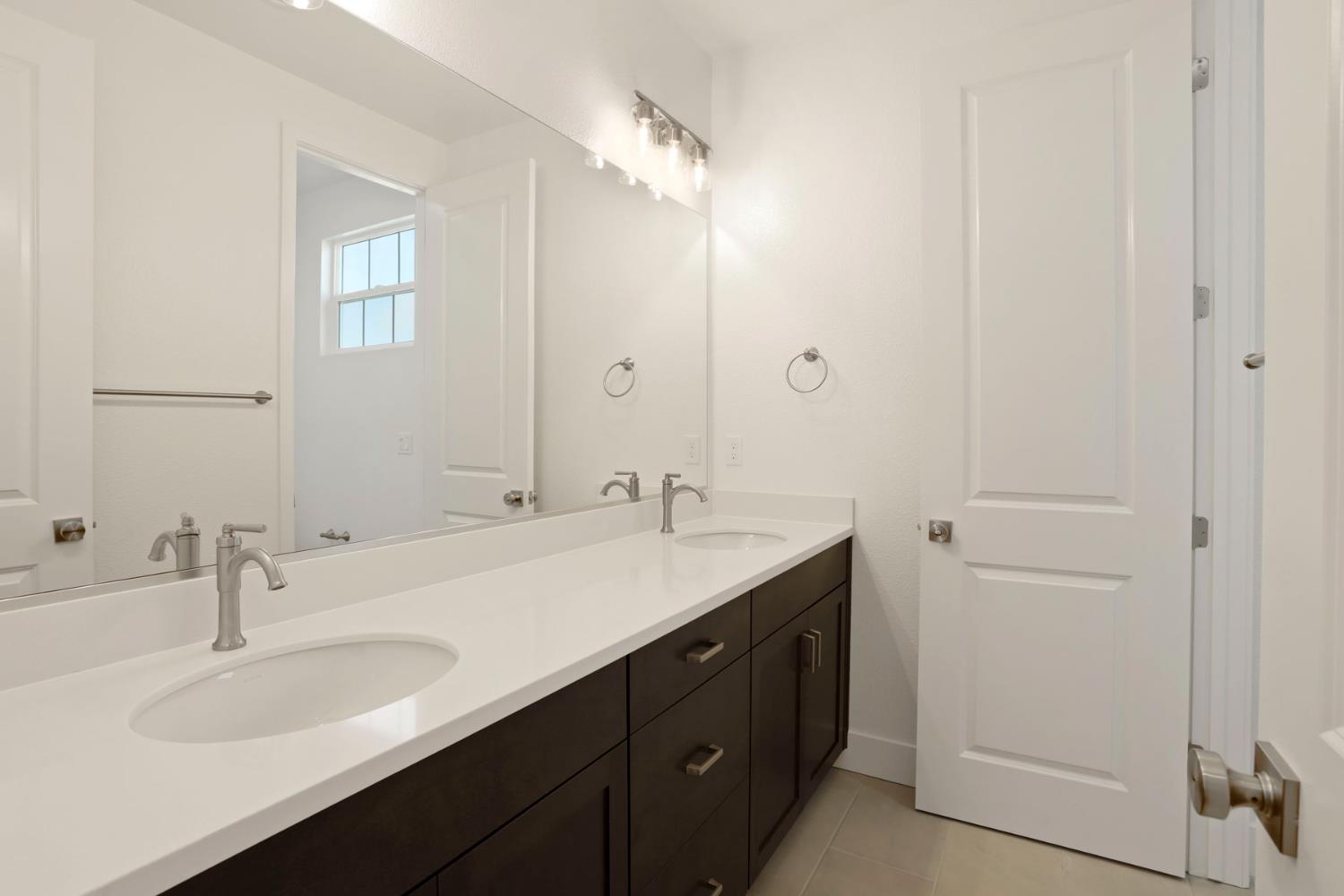 2291 Paramount Ln, Manteca, CA 95337