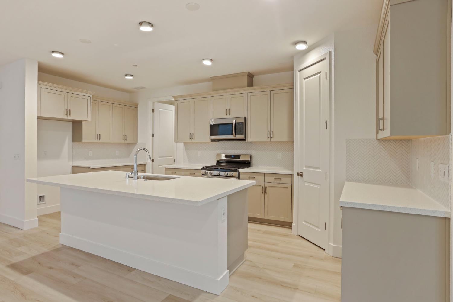 2182 Silk Ave, Manteca, CA 95337