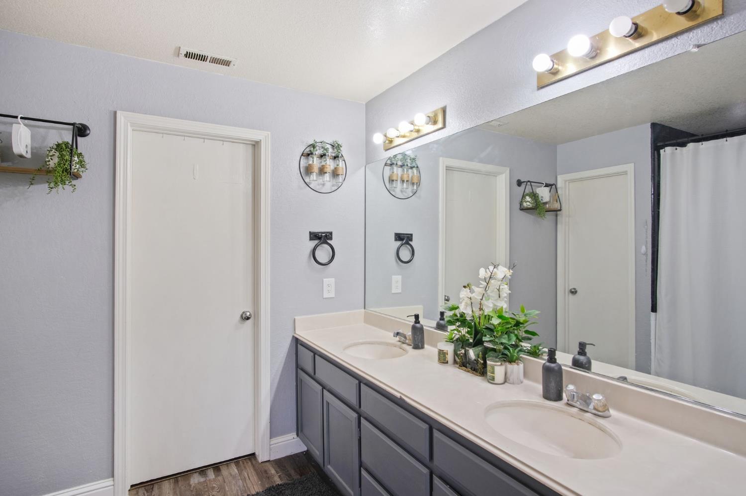 328 Burns Creek Ct, Waterford, CA 95386