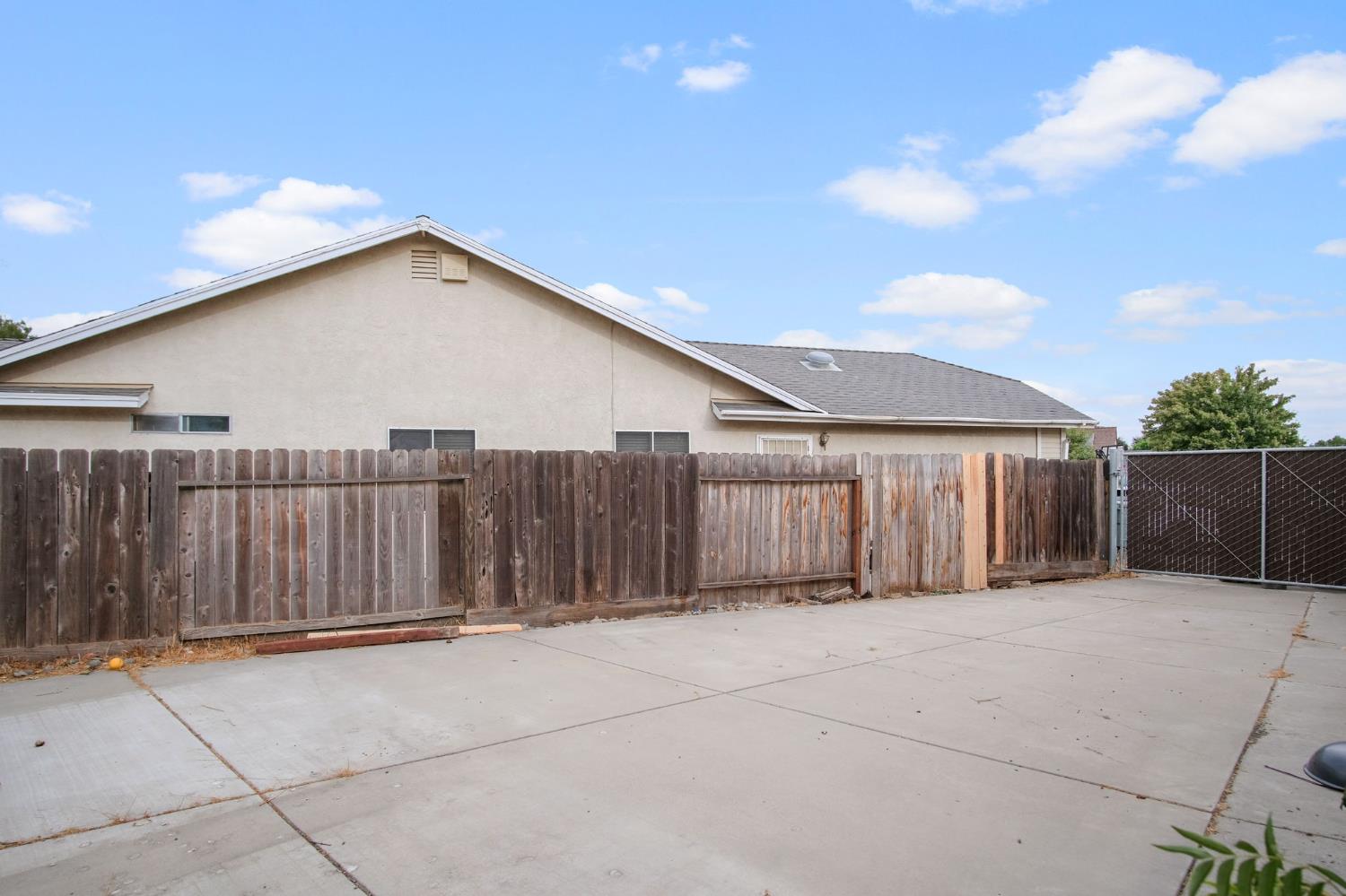328 Burns Creek Ct, Waterford, CA 95386