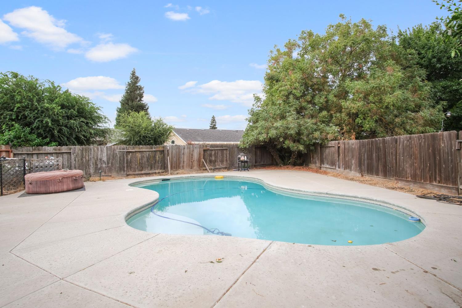 328 Burns Creek Ct, Waterford, CA 95386