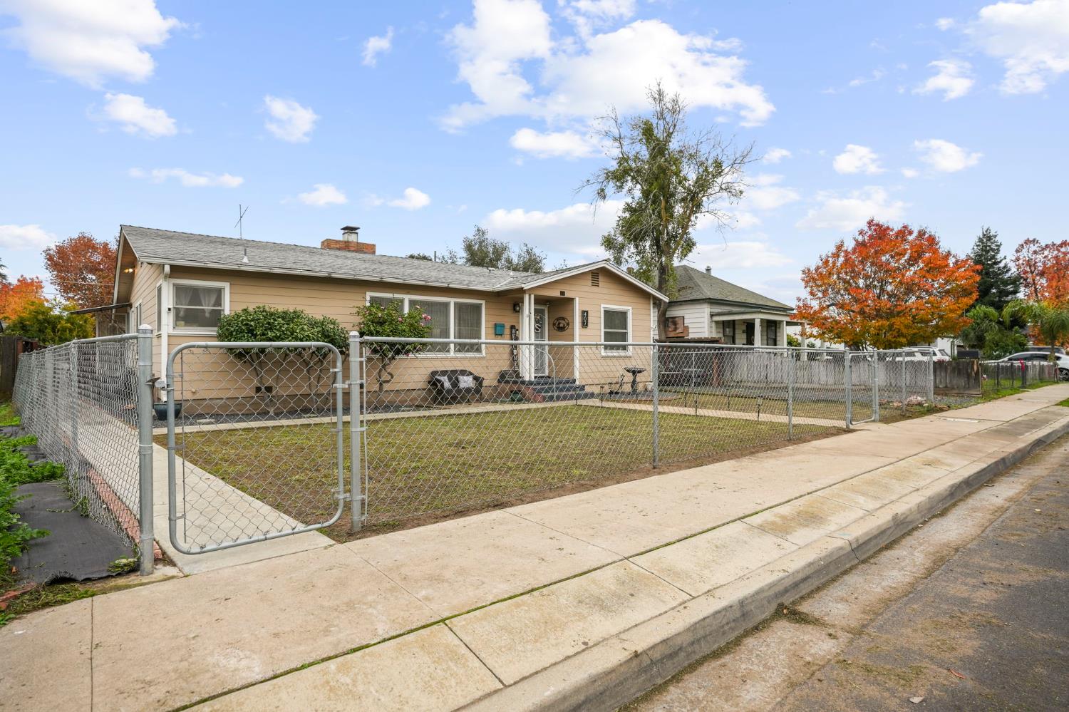 407 W H St, Oakdale, CA 95361