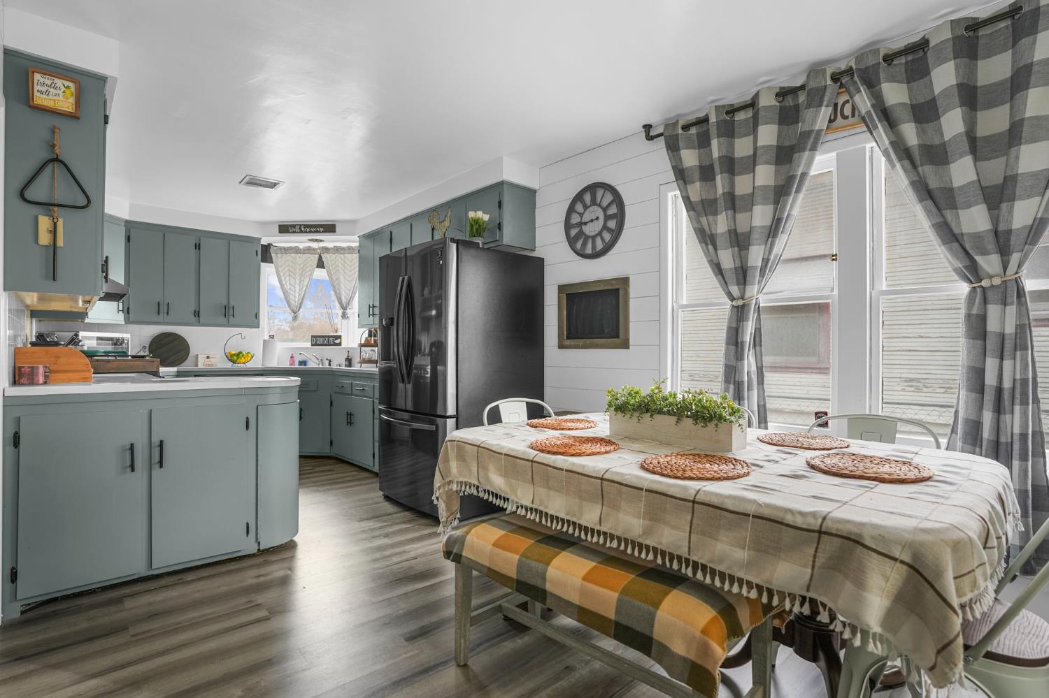 407 W H St, Oakdale, CA 95361