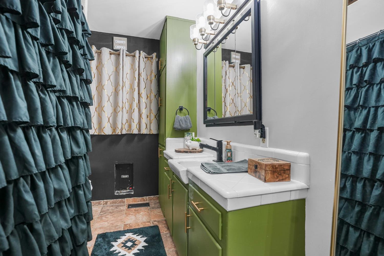 407 W H St, Oakdale, CA 95361