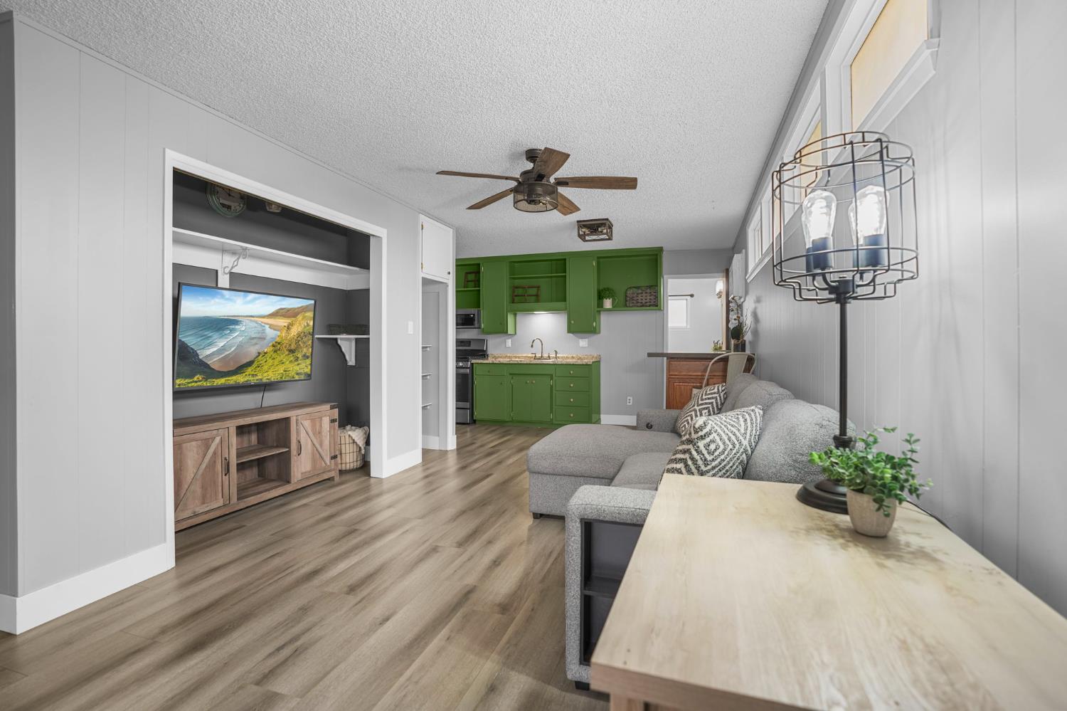 407 W H St, Oakdale, CA 95361