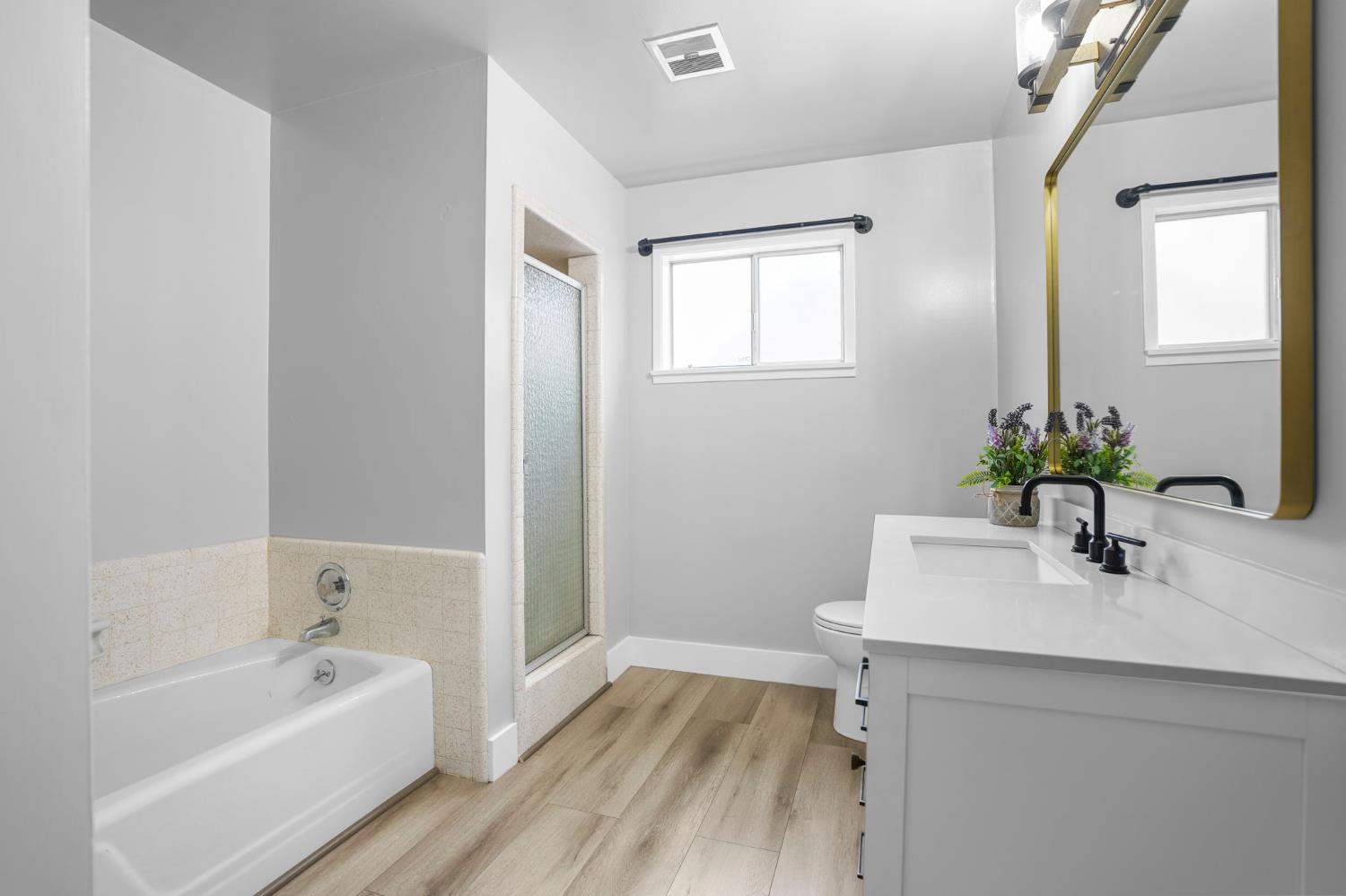 407 W H St, Oakdale, CA 95361