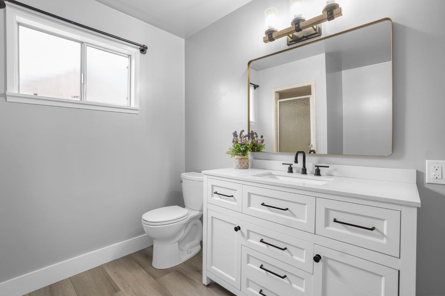 407 W H St, Oakdale, CA 95361