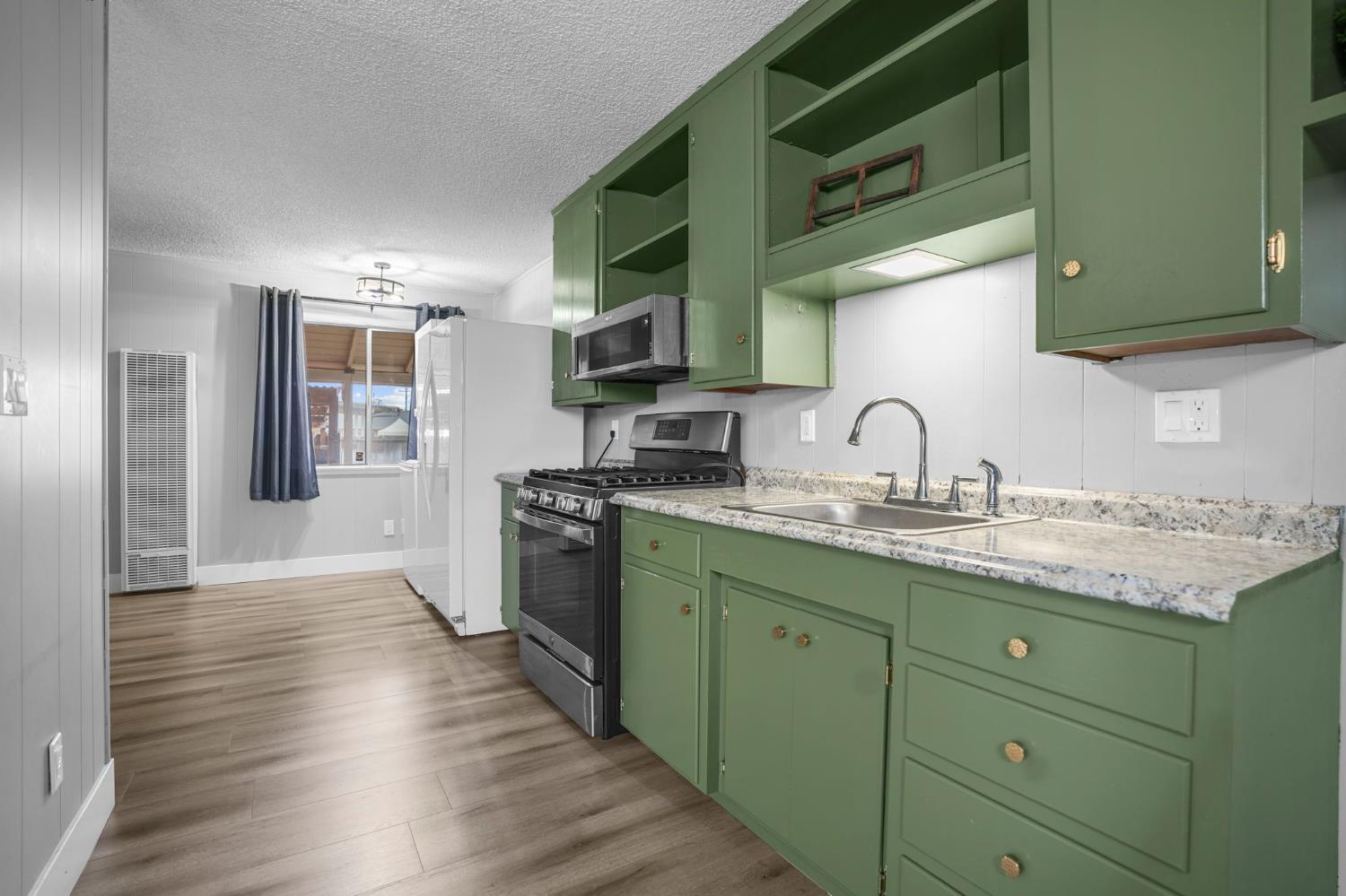 407 W H St, Oakdale, CA 95361