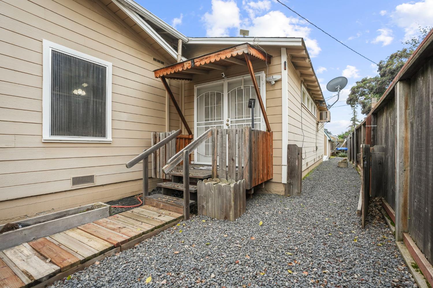 407 W H St, Oakdale, CA 95361