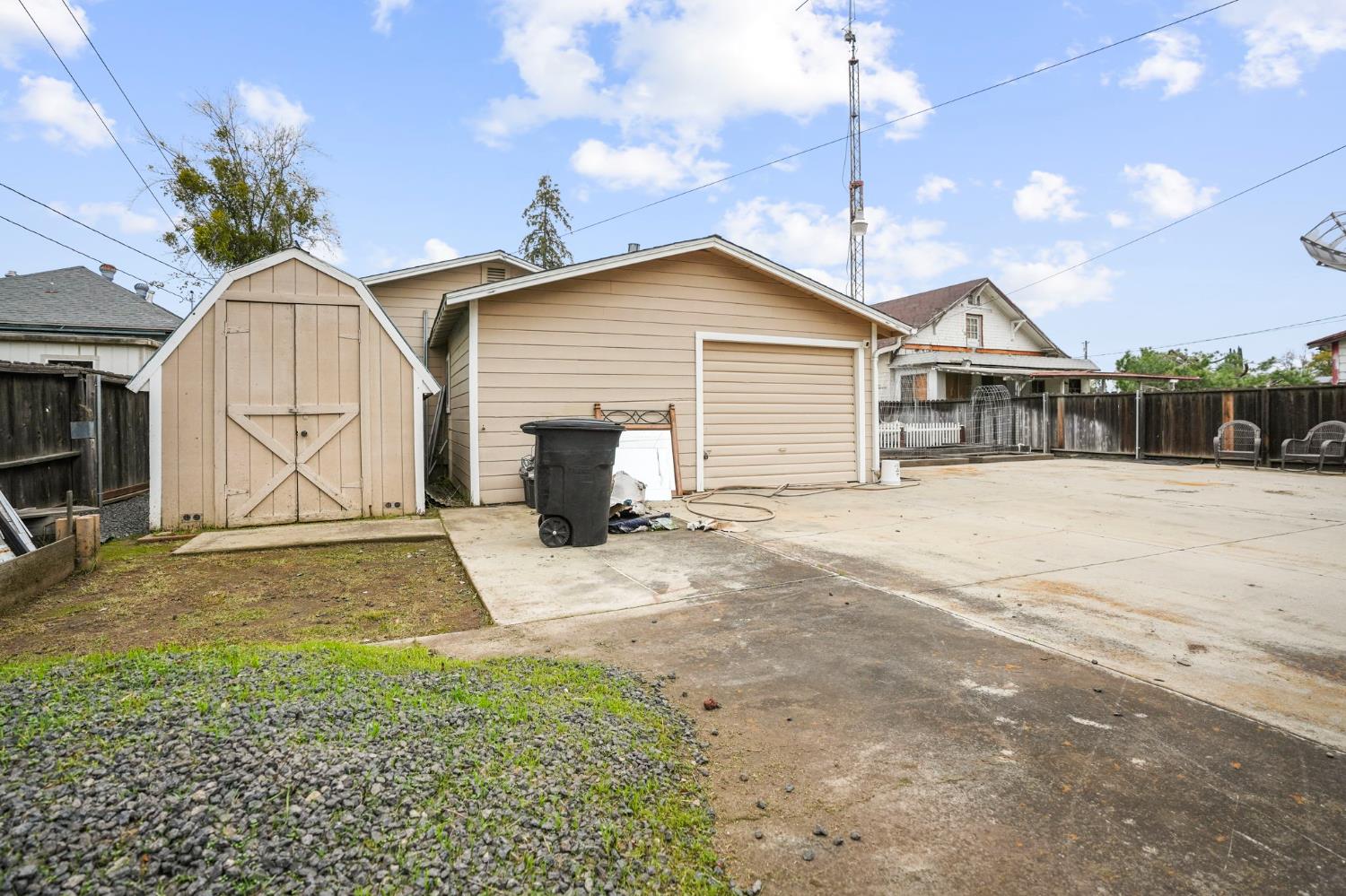 407 W H St, Oakdale, CA 95361