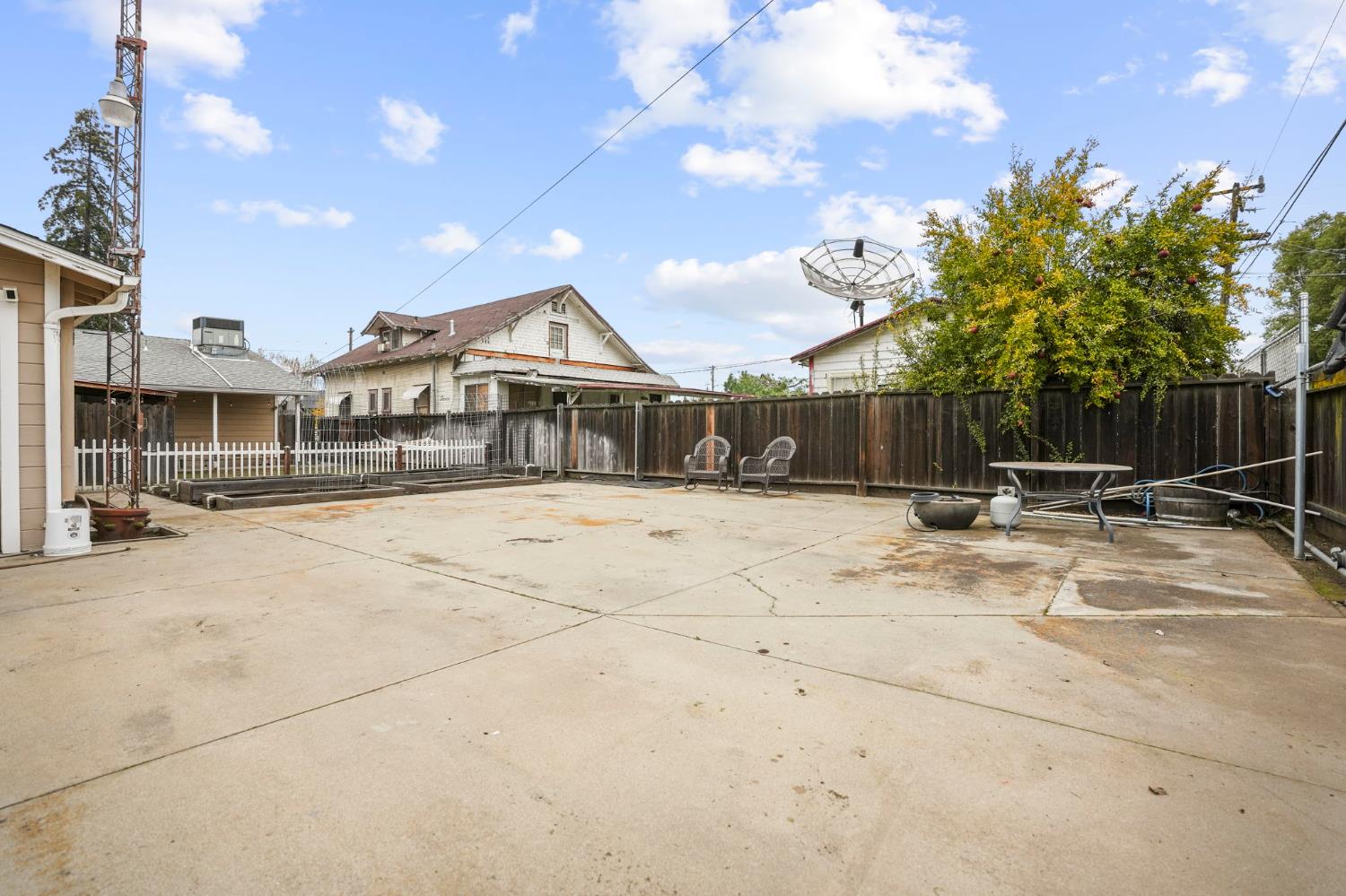 407 W H St, Oakdale, CA 95361