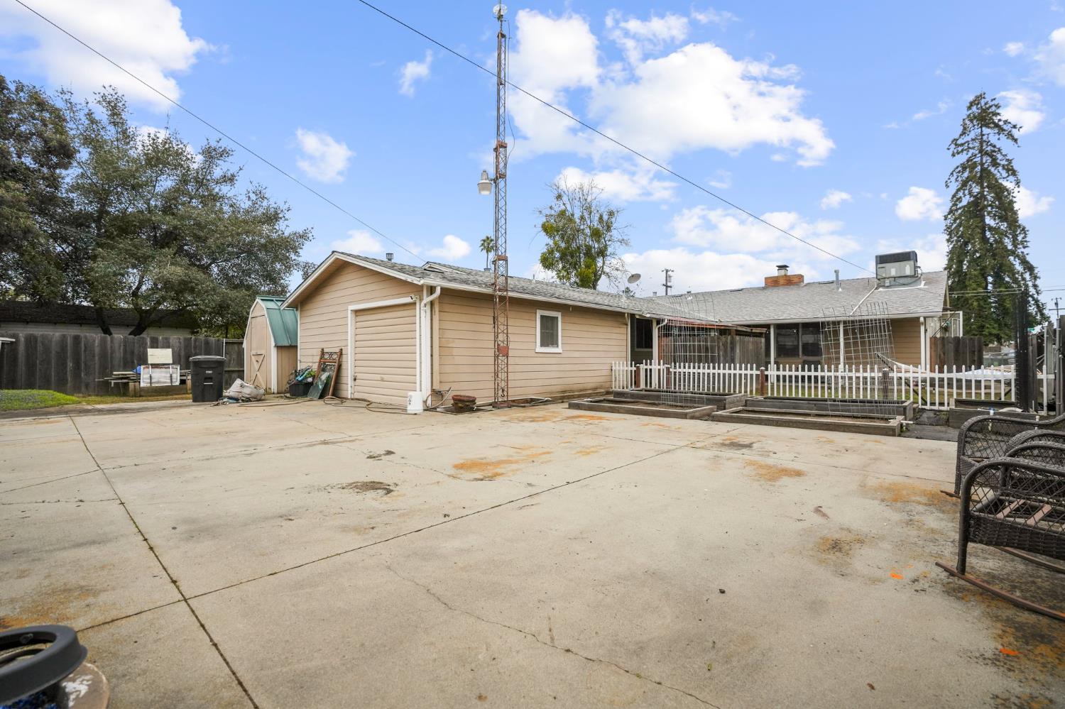 407 W H St, Oakdale, CA 95361