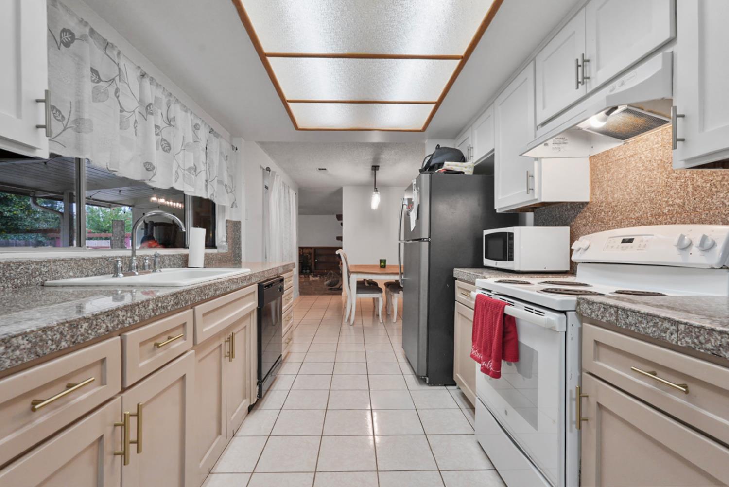 1641 Olivewood Ave, Manteca, CA 95336