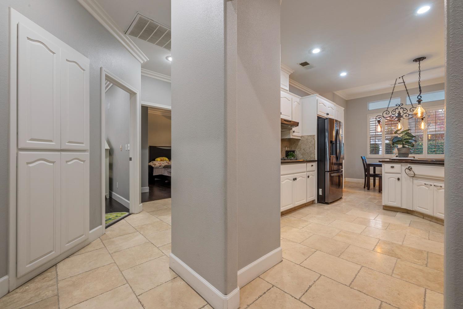 2067 Robin Hood Ln, Merced, CA 95340