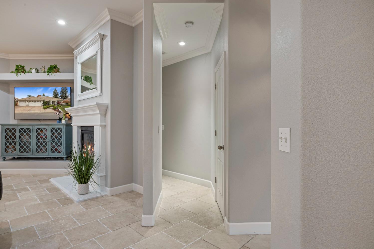 2067 Robin Hood Ln, Merced, CA 95340