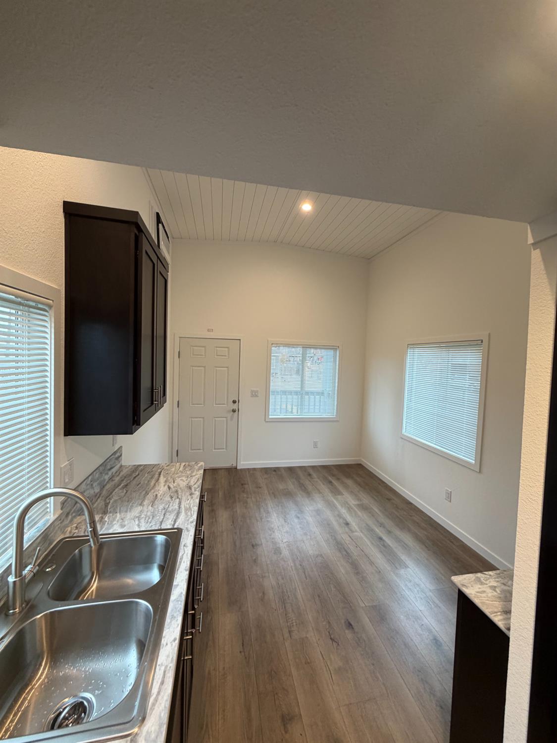 317 Moffat Blvd #14, Manteca, CA 95336