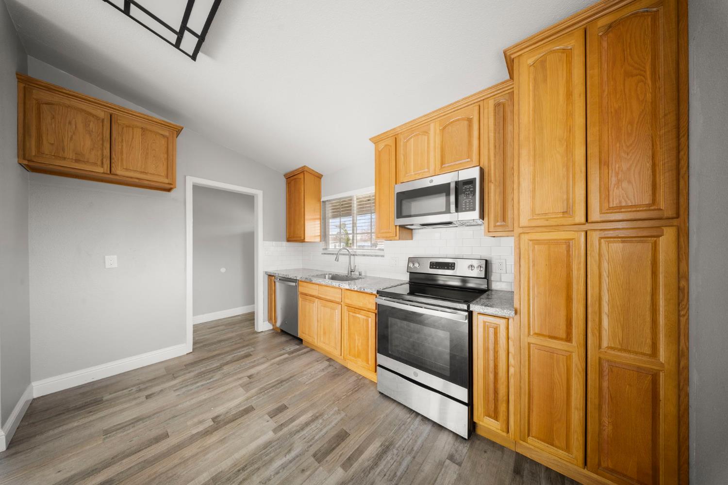 1500 Thorsen, Modesto, CA 95355