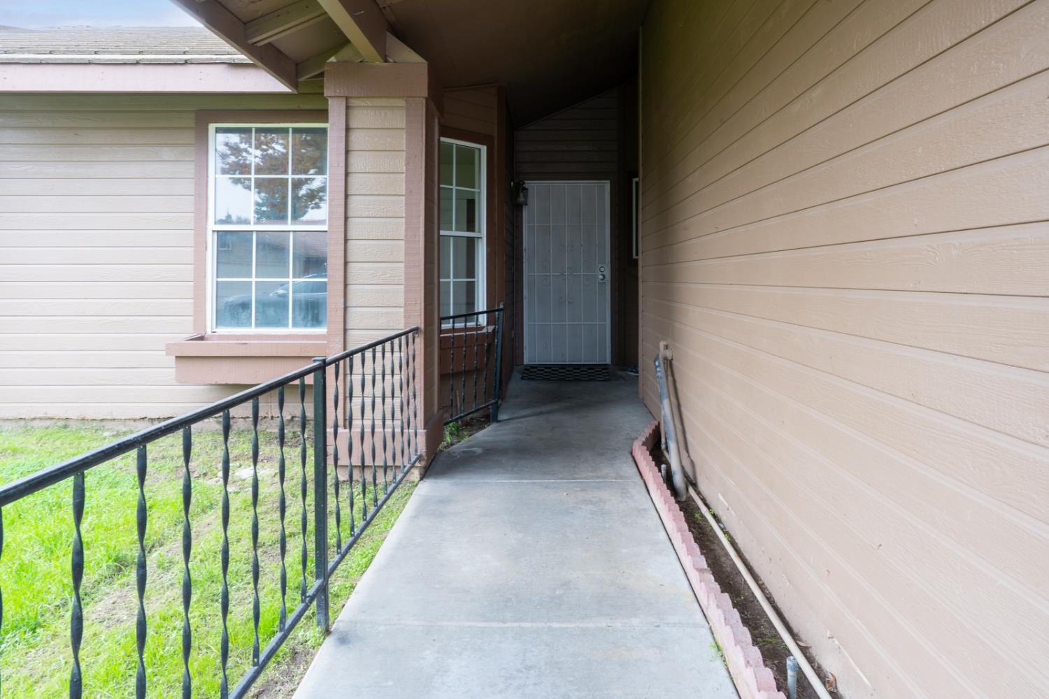 2408 Beatrice Ln, Modesto, CA 95355