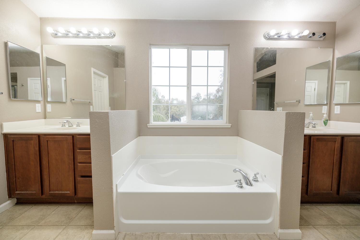 13716 Channel Ln, Waterford, CA 95386