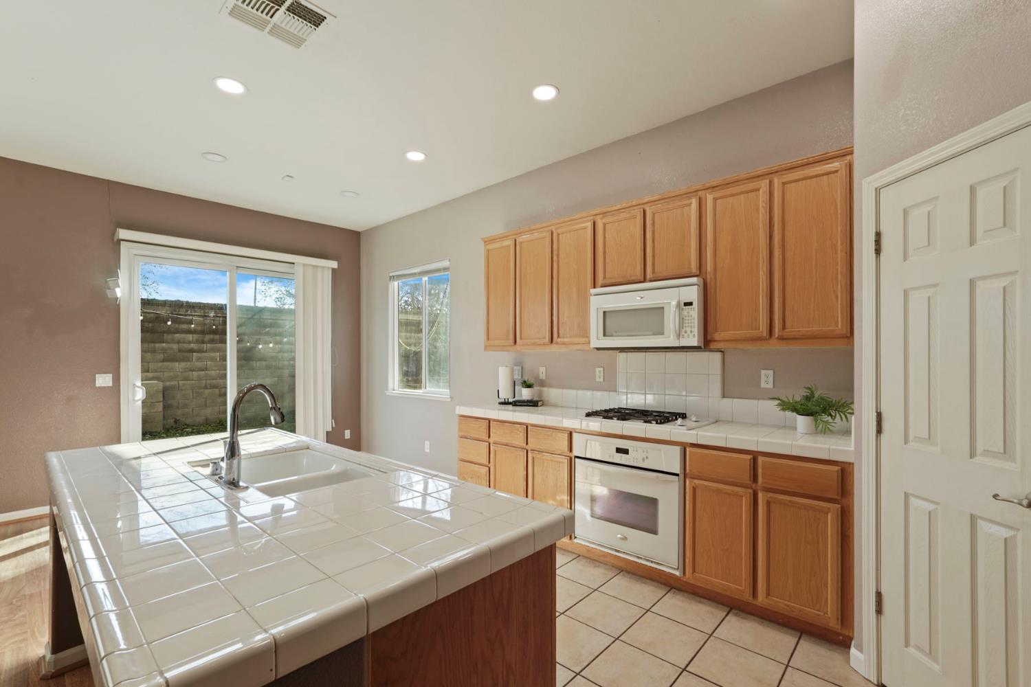 904 Sebastian Ln, Manteca, CA 95336