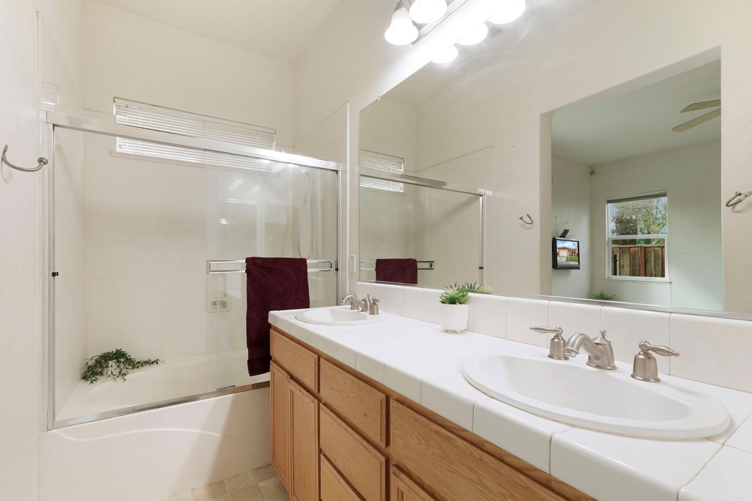 904 Sebastian Ln, Manteca, CA 95336