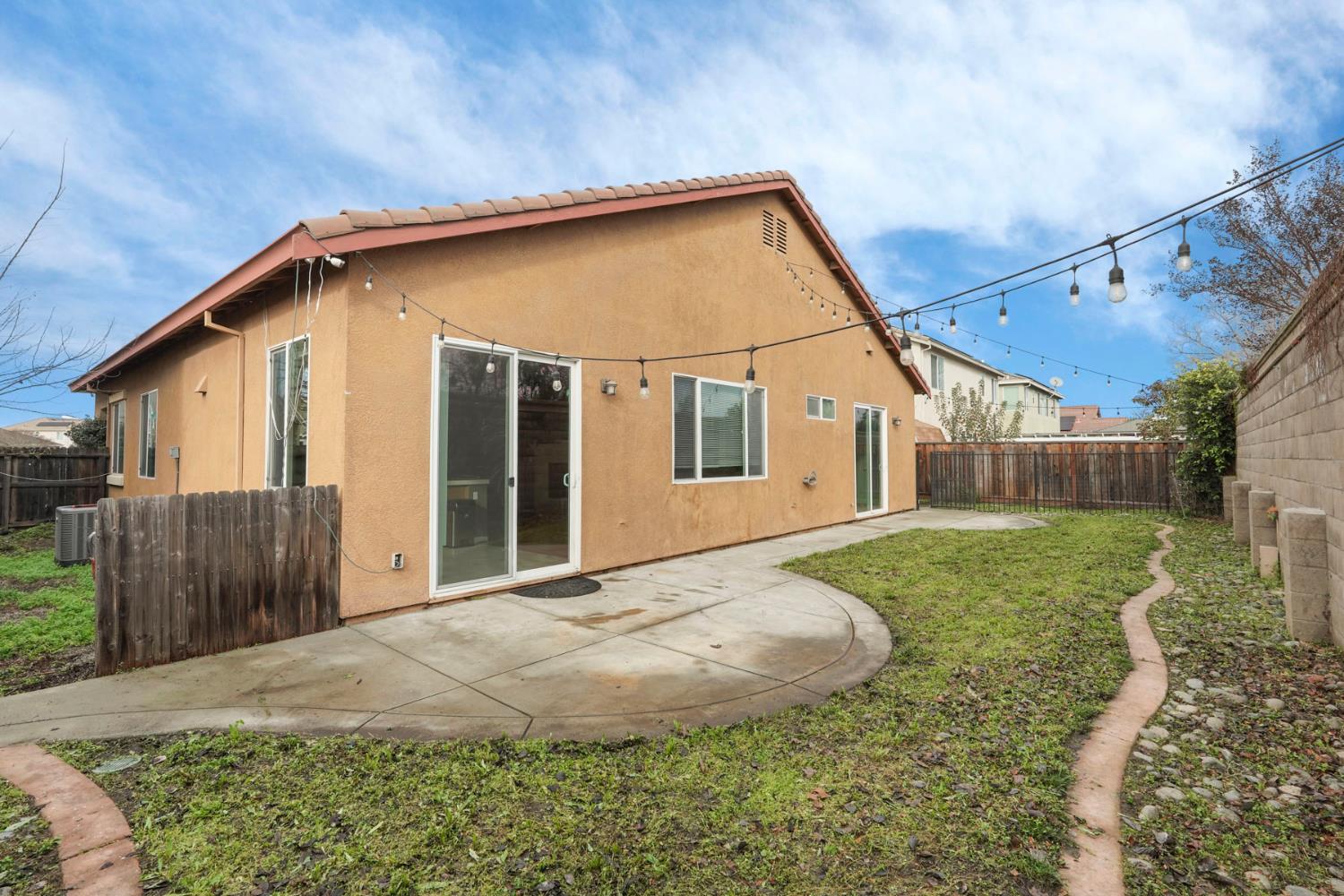 904 Sebastian Ln, Manteca, CA 95336