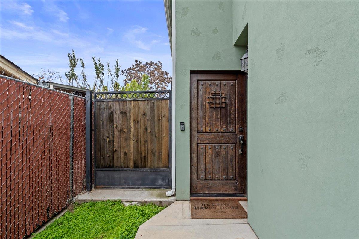 221 S 6th Ave, Oakdale, CA 95361