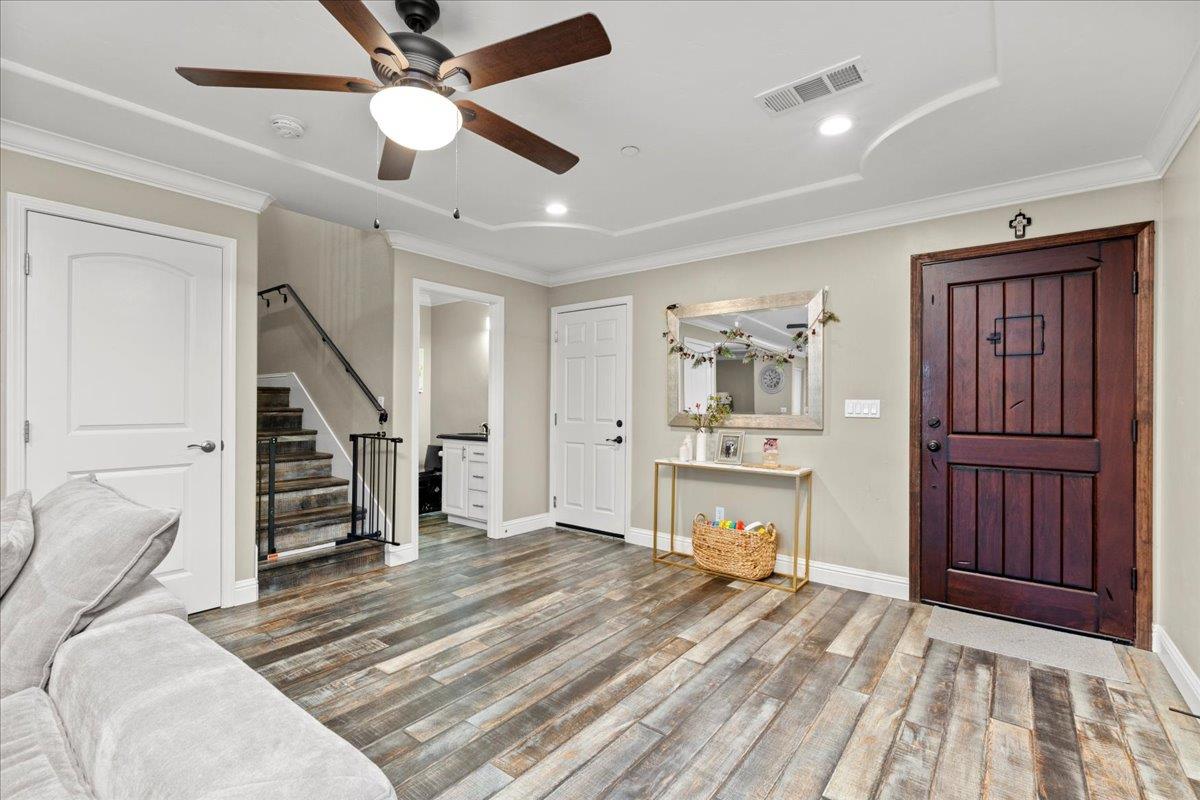 221 S 6th Ave, Oakdale, CA 95361