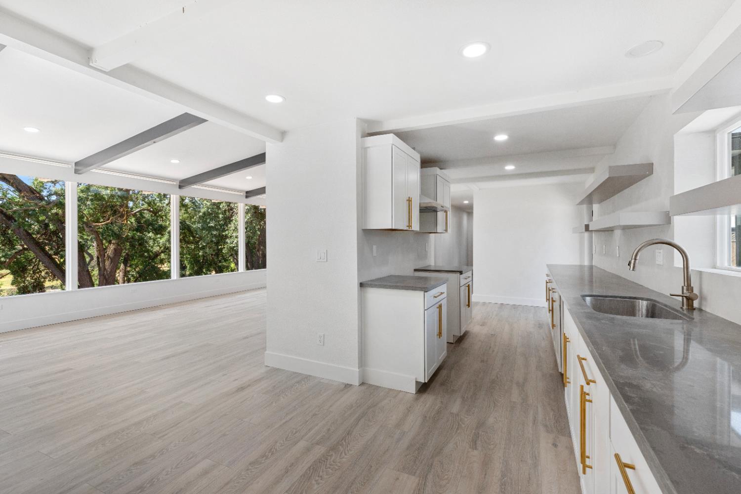 2124 Scenic Dr, Modesto, CA 95355