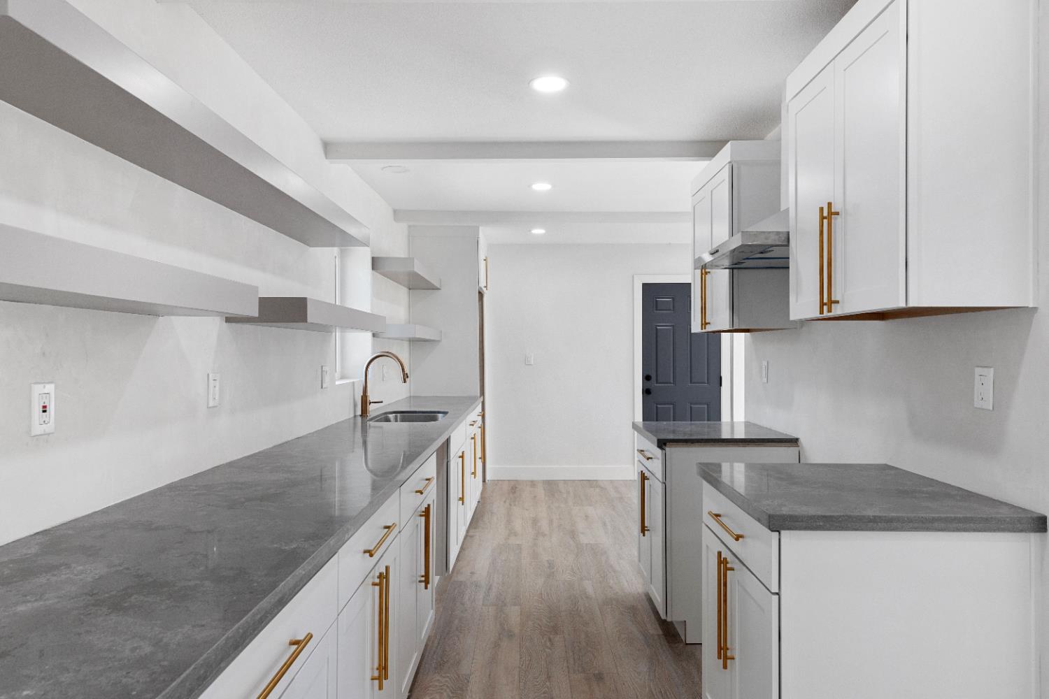 2124 Scenic Dr, Modesto, CA 95355