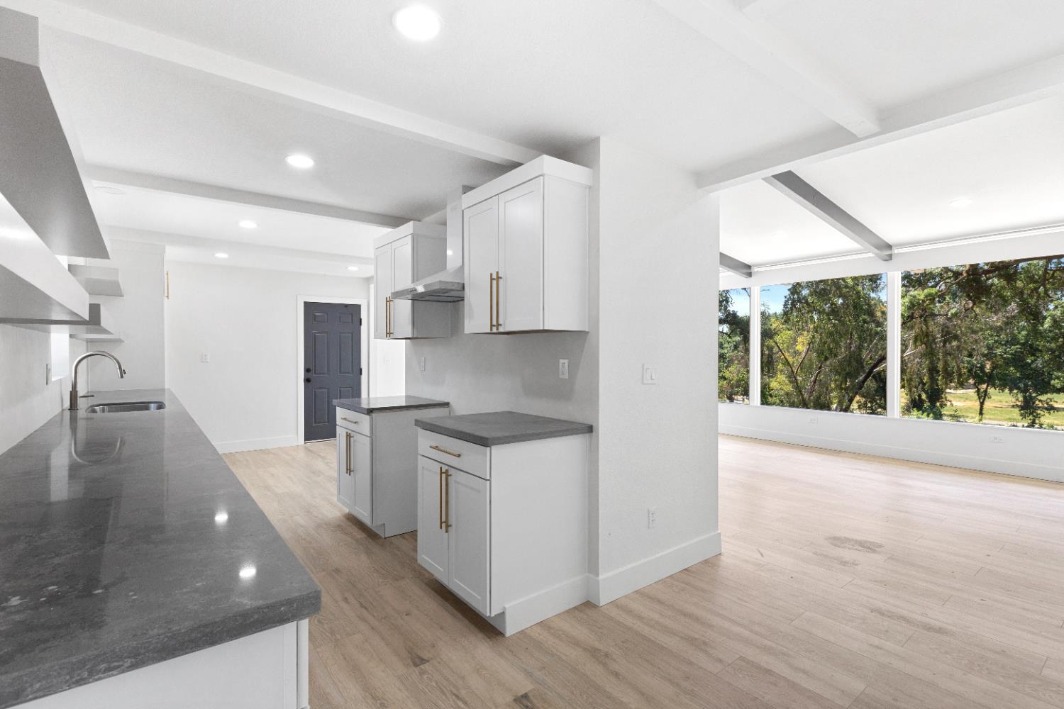 2124 Scenic Dr, Modesto, CA 95355