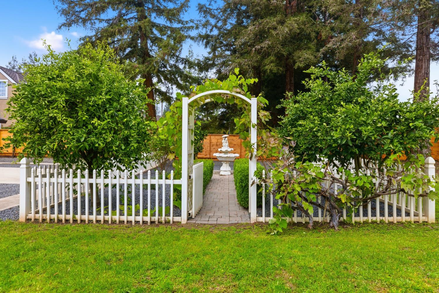 7304 Spy Glass Dr, Modesto, CA 95356