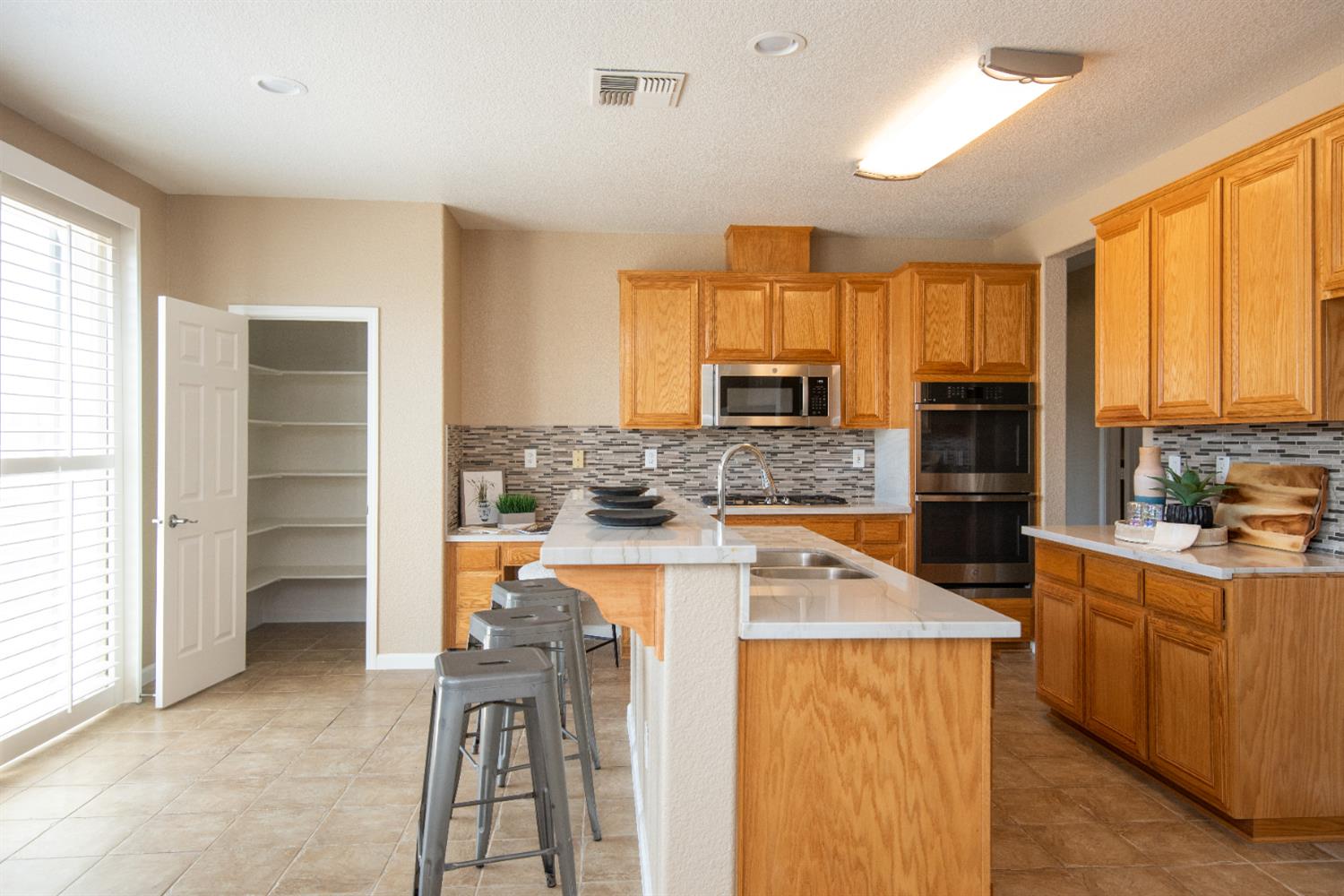 1992 Valenzuela Ct, Manteca, CA 95336