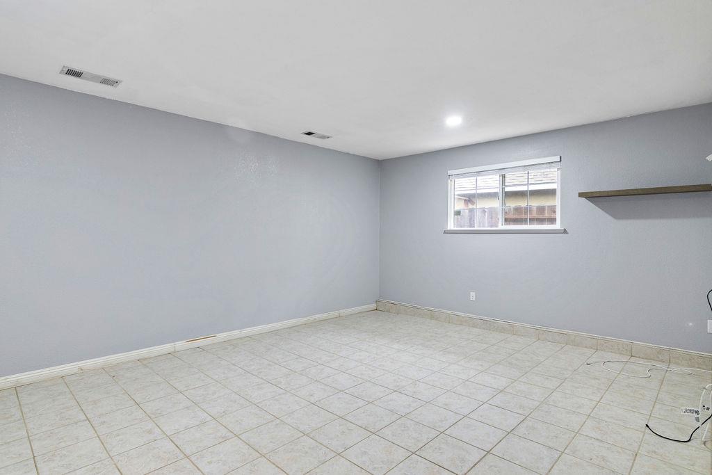 326 Burns Creek Ct, Waterford, CA 95386