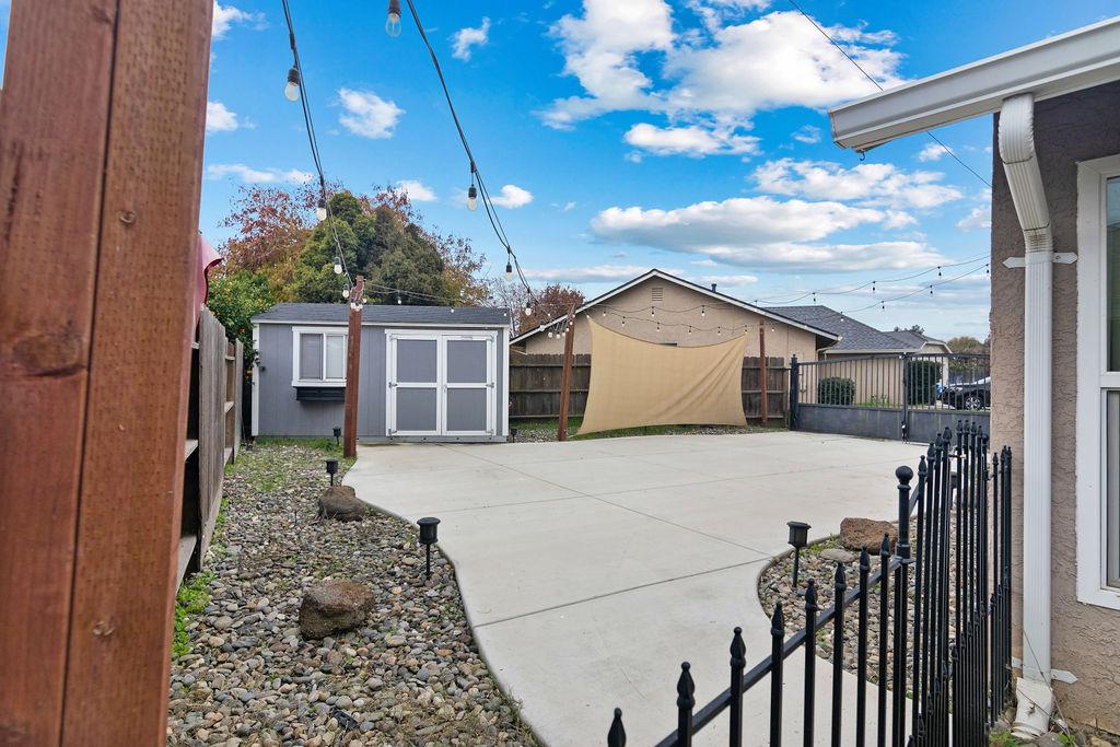 326 Burns Creek Ct, Waterford, CA 95386