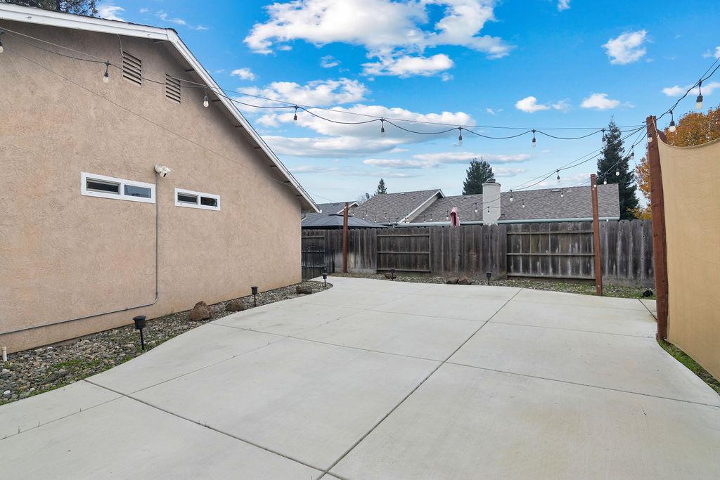 326 Burns Creek Ct, Waterford, CA 95386