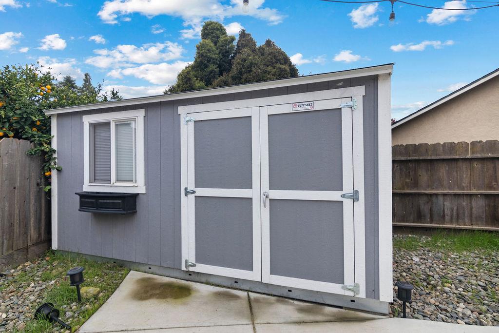 326 Burns Creek Ct, Waterford, CA 95386