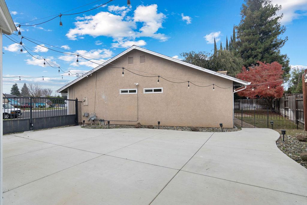 326 Burns Creek Ct, Waterford, CA 95386