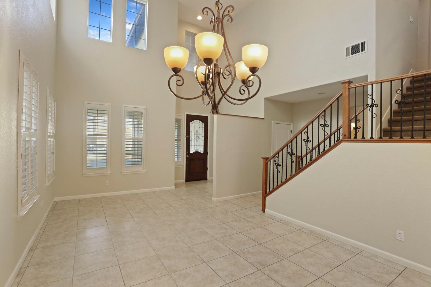 2805 Amir Dr, Modesto, CA 95355