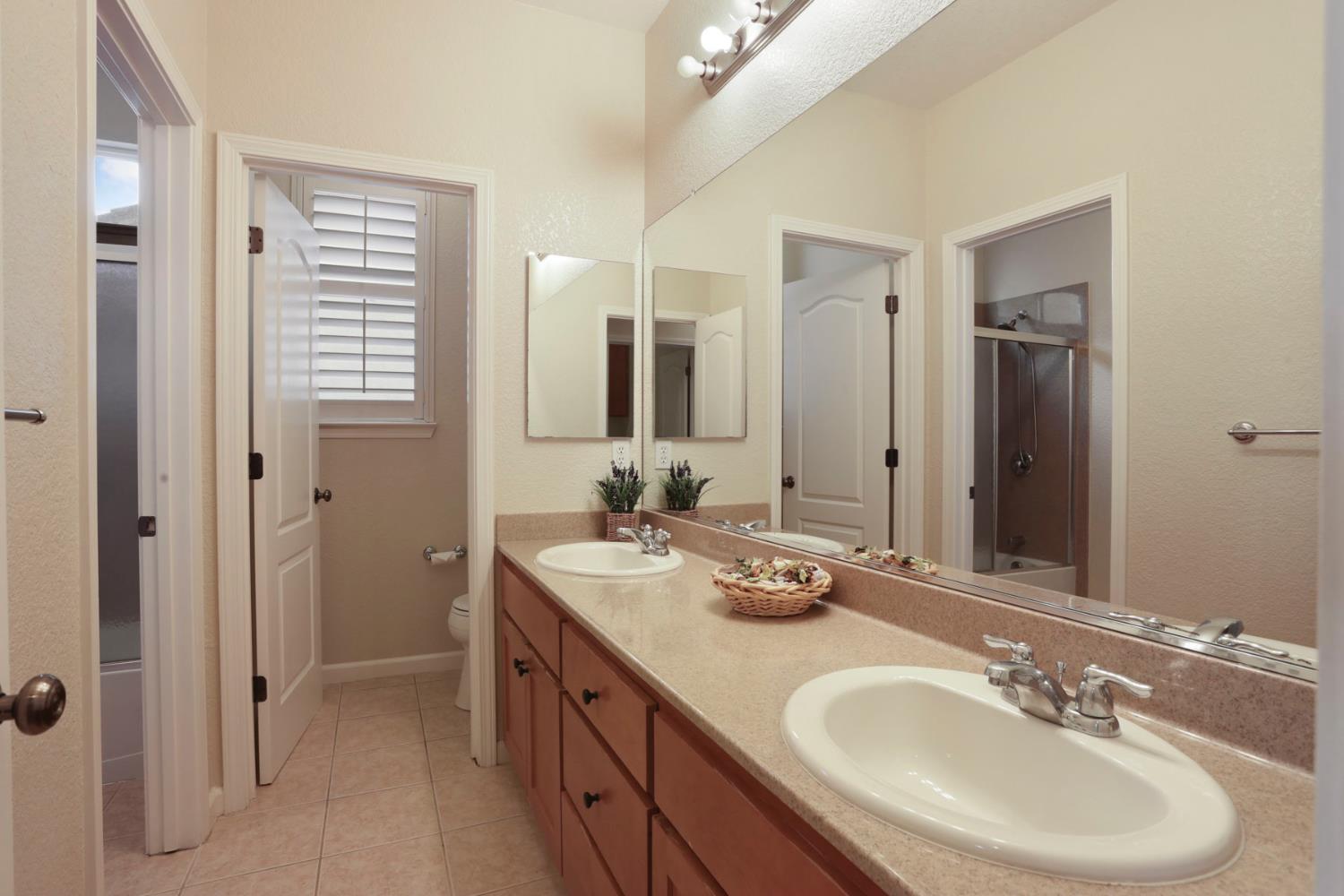 2805 Amir Dr, Modesto, CA 95355