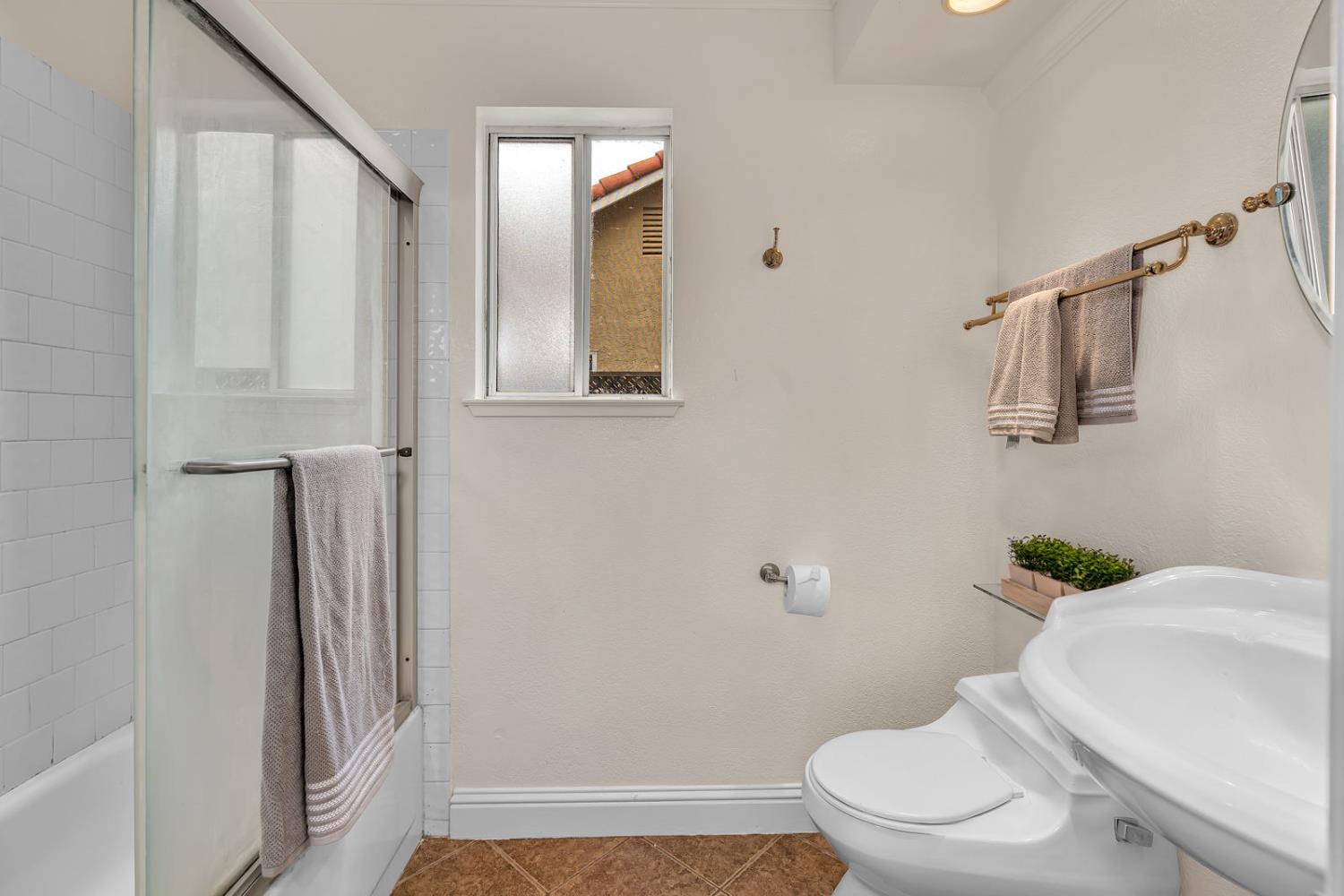 909 Neal St, Los Banos, CA 93635