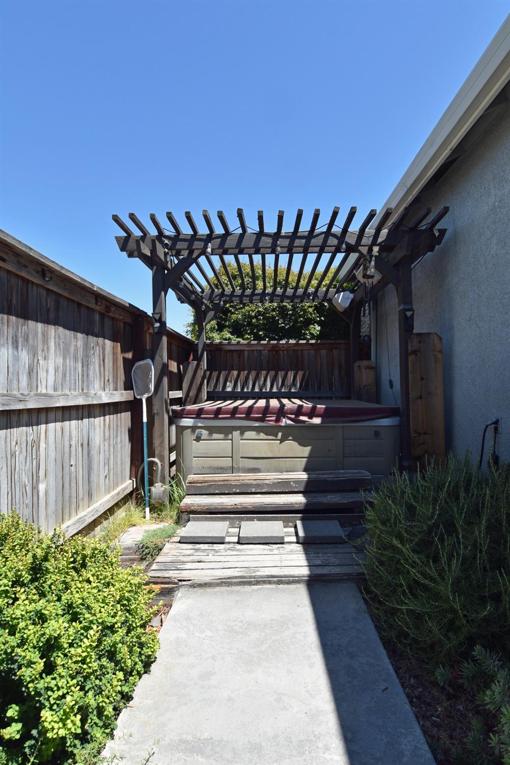 13702 Channel Ln, Waterford, CA 95386