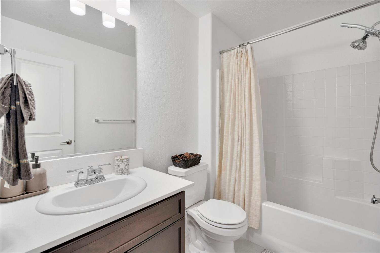 888 Descanso Ave, Clovis, CA 93619