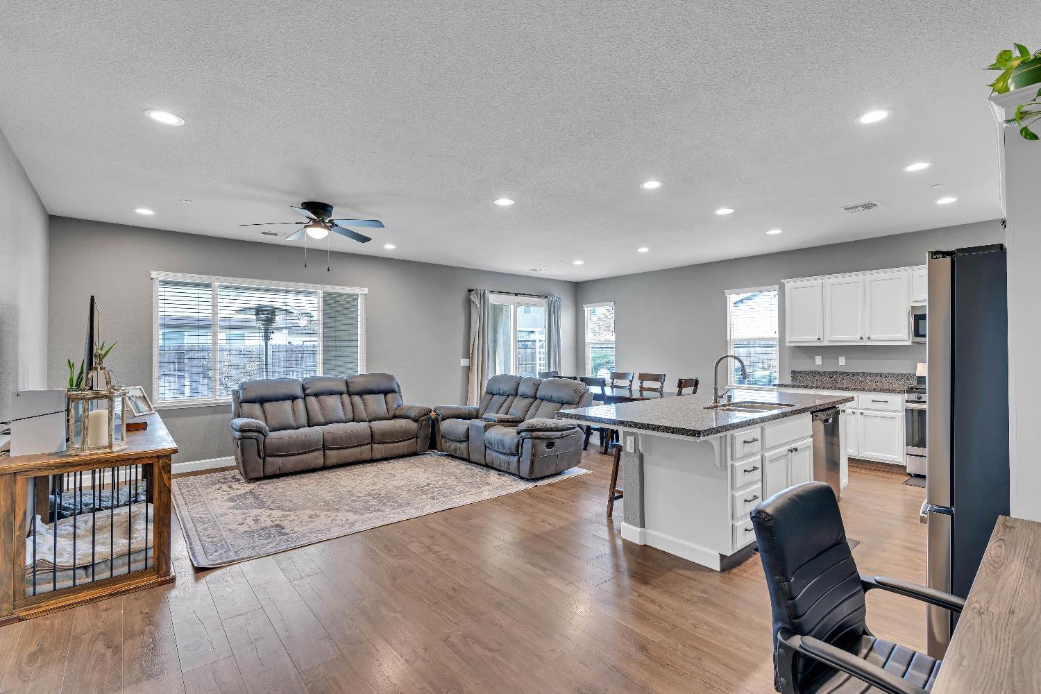 203 River Pointe Dr, Waterford, CA 95386